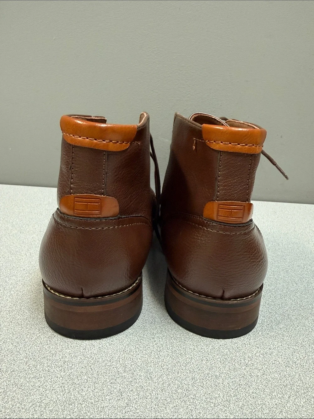 Tommy Hilfiger Men’s 8 Brown Leather Cap Toe Chukka Boots